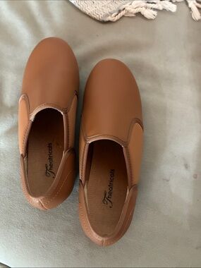 Kids size 1.5 slip on tap shoes